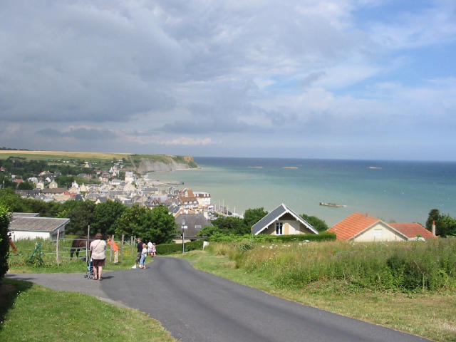 Udsigt ned over byen Arromanches med resterne af havnen ude i vandet