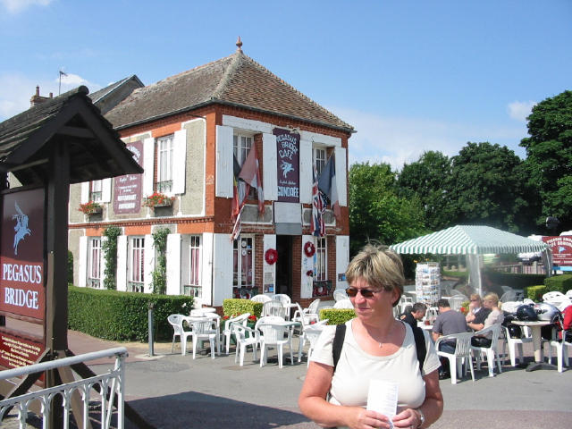 Erika forand Cafe Gondree som var det frste hus som blev befriet