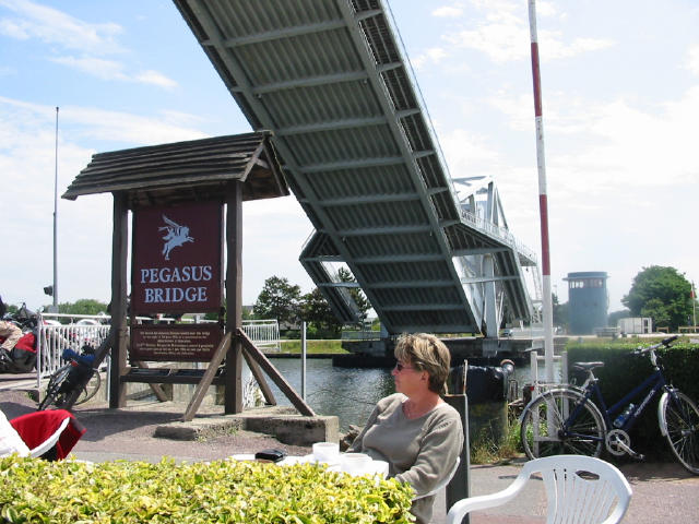 Pegasus Bridge forand cafeen